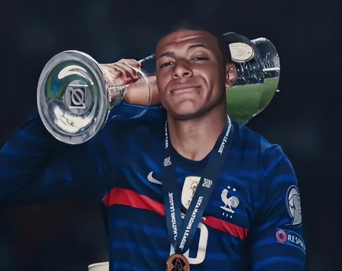 球迷举横幅感谢队长（球迷打出横幅致谢队长）