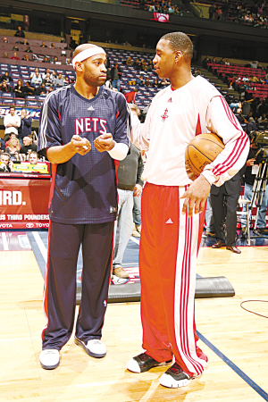 詹姆斯时隔14年再次来蓉，现场表白“我太爱成都了”，球迷冒雨齐聚万象城集体高呼“LBJ”（阔别14年詹姆斯再访成都：现场告白“太爱成都”，万象城球迷冒雨齐喊“LBJ”）