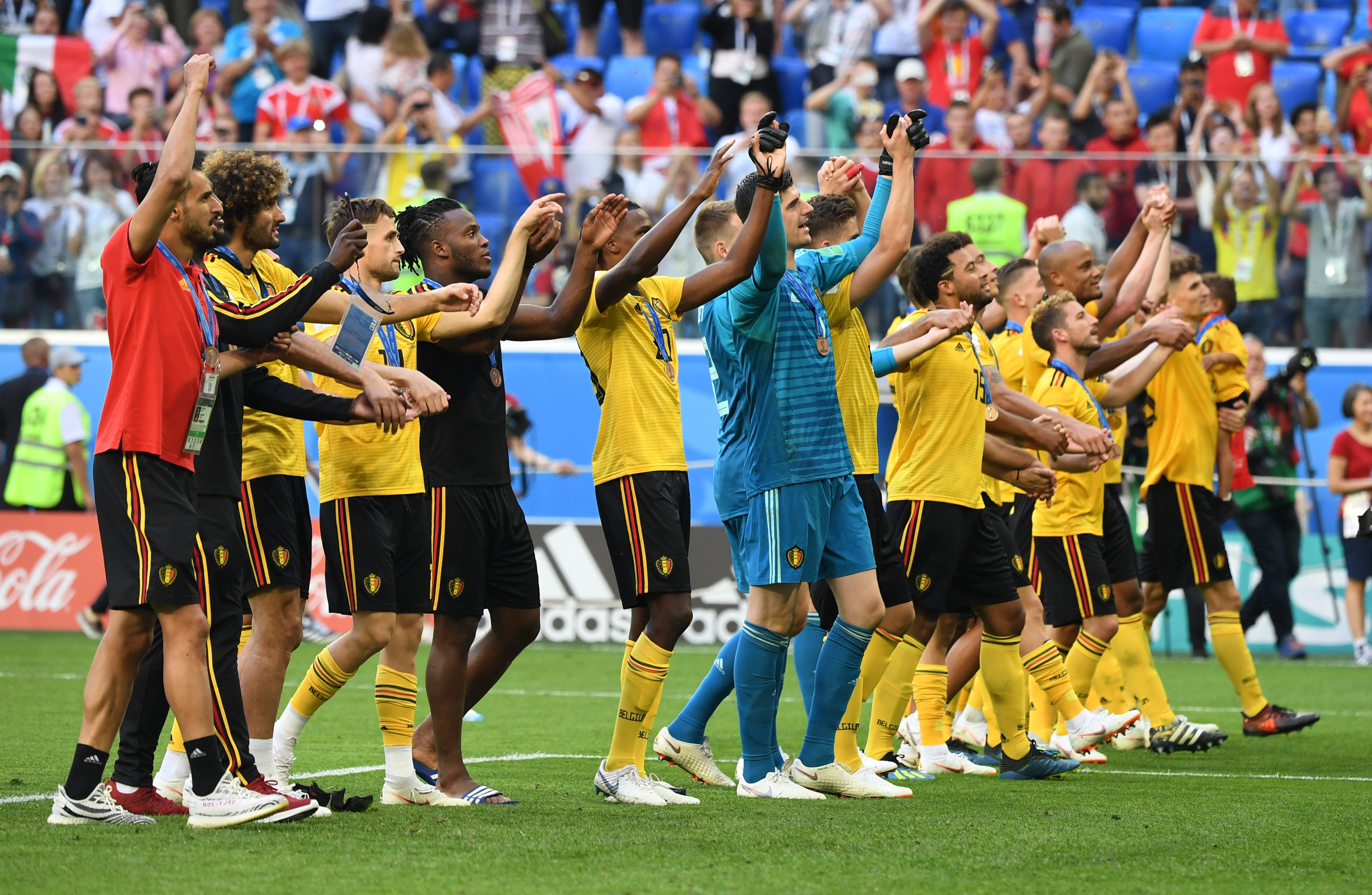 12月8日NBA焦点战：绿军猛龙分区内战，湖勇迎东部劲旅考验（12月8日NBA焦点对决：绿军大战猛龙上演分区内战，湖人、勇士迎战东部强敌）