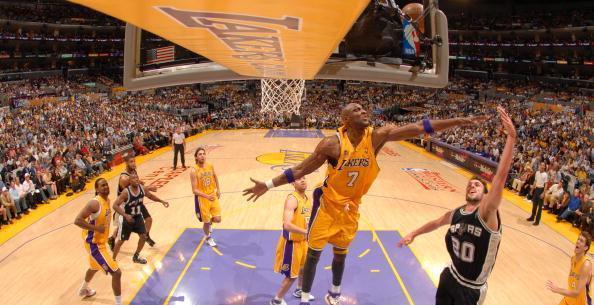 媒体人：李海新在联赛首轮就有严重误判；为长春亚泰感到不平（媒体人质疑李海新联赛揭幕战严重误判，为长春亚泰鸣不平）